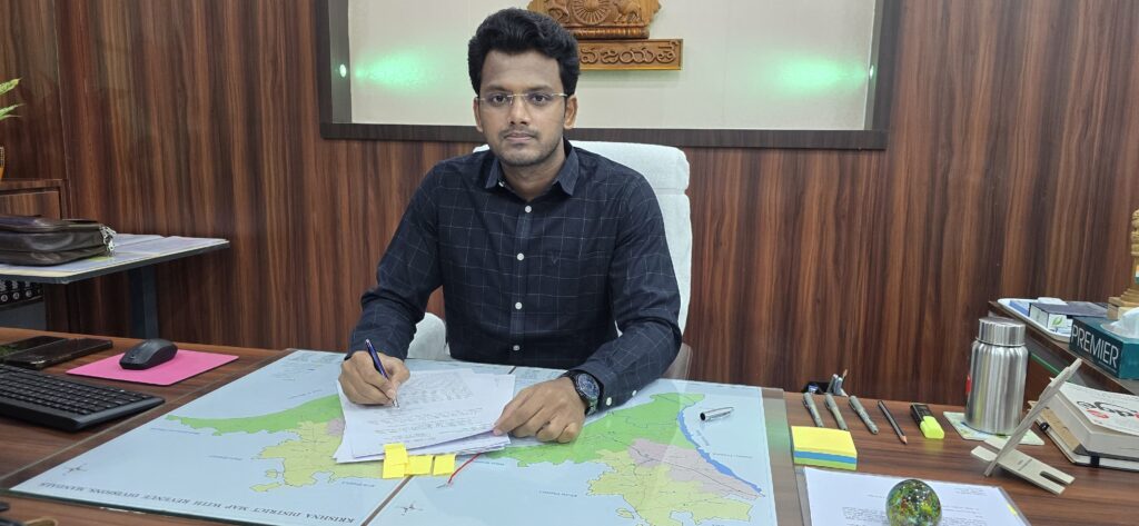 ఈరోజు జాయింట్ కలెక్టర్ గా బాధ్యతలు చేపట్టిన అనంతరం కలెక్టరేట్ లో ఛాంబర్ నందు జిల్లా కలెక్టర్ డీకే బాలాజీ గారిని మర్యాదపూర్వకంగా కలిసిన జాయింట్ కలెక్టర్ ఎం.నవీన్ గారు