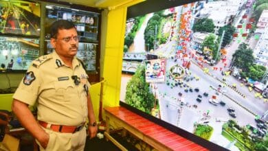 కామాండ్ కంట్రోల్ రూం నుండి పర్యవేక్షిస్తూ బందోబస్త్ సిబ్బందిని అప్రమత్తం చేస్తున్న పోలీస్ కమీషనర్ శ్రీ ఎస్.వి.రాజ శేఖర బాబు-ఐ.పి.ఎస్.