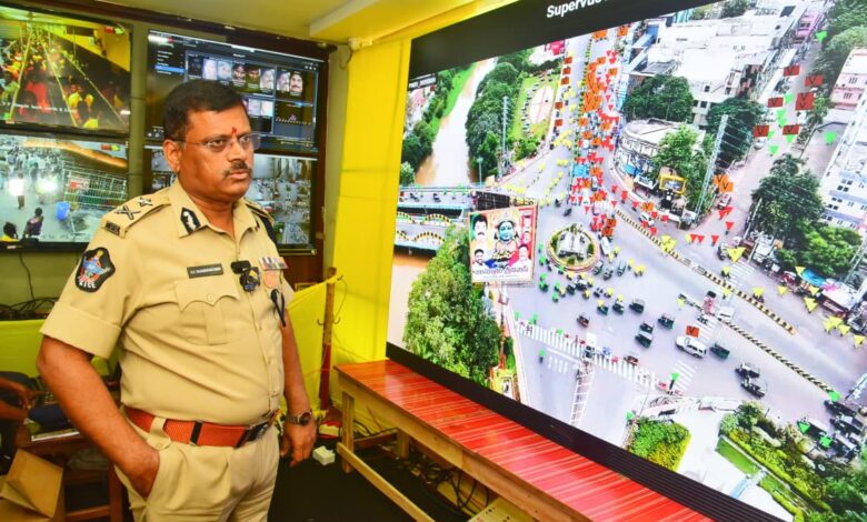 కామాండ్ కంట్రోల్ రూం నుండి పర్యవేక్షిస్తూ బందోబస్త్ సిబ్బందిని అప్రమత్తం చేస్తున్న పోలీస్ కమీషనర్ శ్రీ ఎస్.వి.రాజ శేఖర బాబు-ఐ.పి.ఎస్.