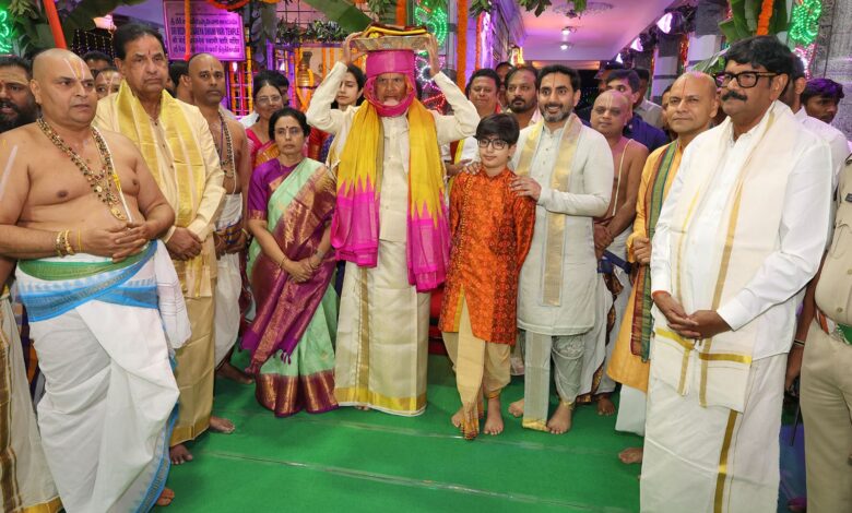 శ్రీవారికి పట్టువస్త్రాలు సమర్పించిన రాష్ట్ర ముఖ్యమంత్రివర్యులు