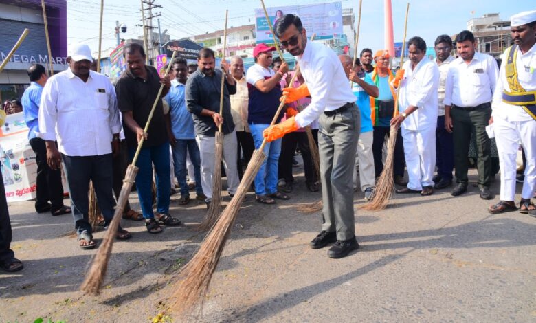 ప్రజల ఆరోగ్యానికి పరిసరాల పరిశుభ్రతే ఆదారం అని జిల్లా కలెక్టర్ డాక్టర్ వి. వినోద్ కుమార్ పేర్కొన్నారు.