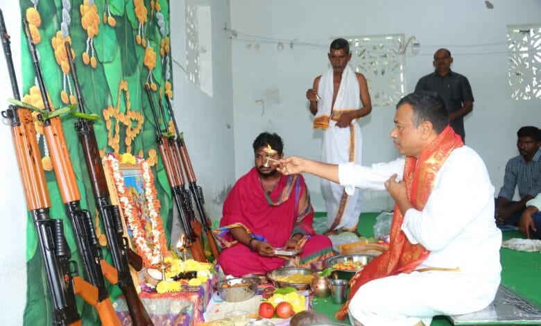 Guntur: విజయదశమి సందర్భంగా ఐ.జి కార్యాలయంలో ప్రత్యేక పూజలు Guntur: విజయదశమి సందర్భంగా ఐ.జి కార్యాలయంలో ప్రత్యేక పూజలు