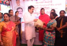 AP LATEST NEWS: తెనాలిలో రేషన్ సరుకులు పంపిణీ చేసిన మంత్రి మనోహర్ AP LATEST NEWS: తెనాలిలో రేషన్ సరుకులు పంపిణీ చేసిన మంత్రి మనోహర్