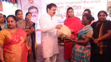 AP LATEST NEWS: తెనాలిలో రేషన్ సరుకులు పంపిణీ చేసిన మంత్రి మనోహర్ AP LATEST NEWS: తెనాలిలో రేషన్ సరుకులు పంపిణీ చేసిన మంత్రి మనోహర్