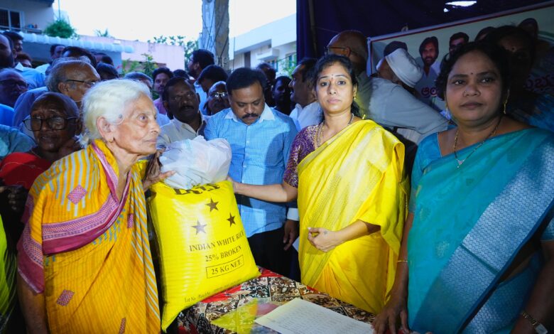 GUNTUR CITY NEWS: తుఫాన్ బాధితులకు ప్రభుత్వ సాయం పంపిణీ చేసిన గుంటూరు పశ్చిమ ఎమ్మెల్యే గళ్ళా మాధవి GUNTUR CITY NEWS: తుఫాన్ బాధితులకు ప్రభుత్వ సాయం పంపిణీ చేసిన గుంటూరు పశ్చిమ ఎమ్మెల్యే గళ్ళా మాధవి