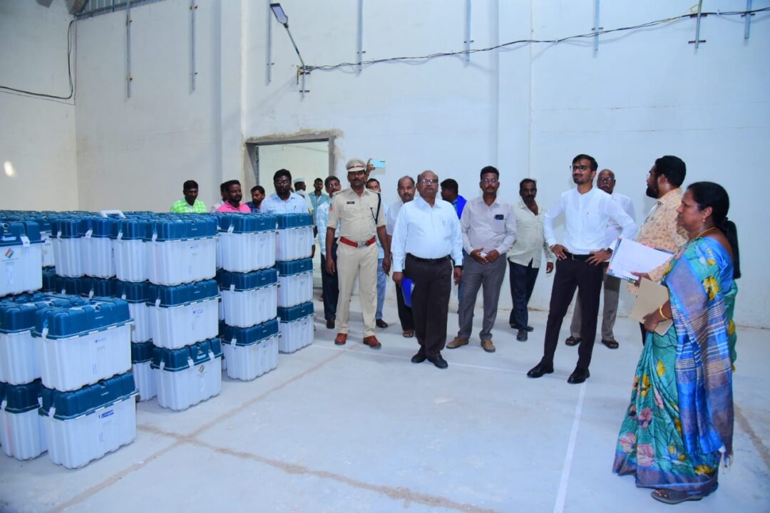 ఈవీఎం గోదామును తనిఖీ చేసిన కలెక్టర్ వినోద్ కుమార్