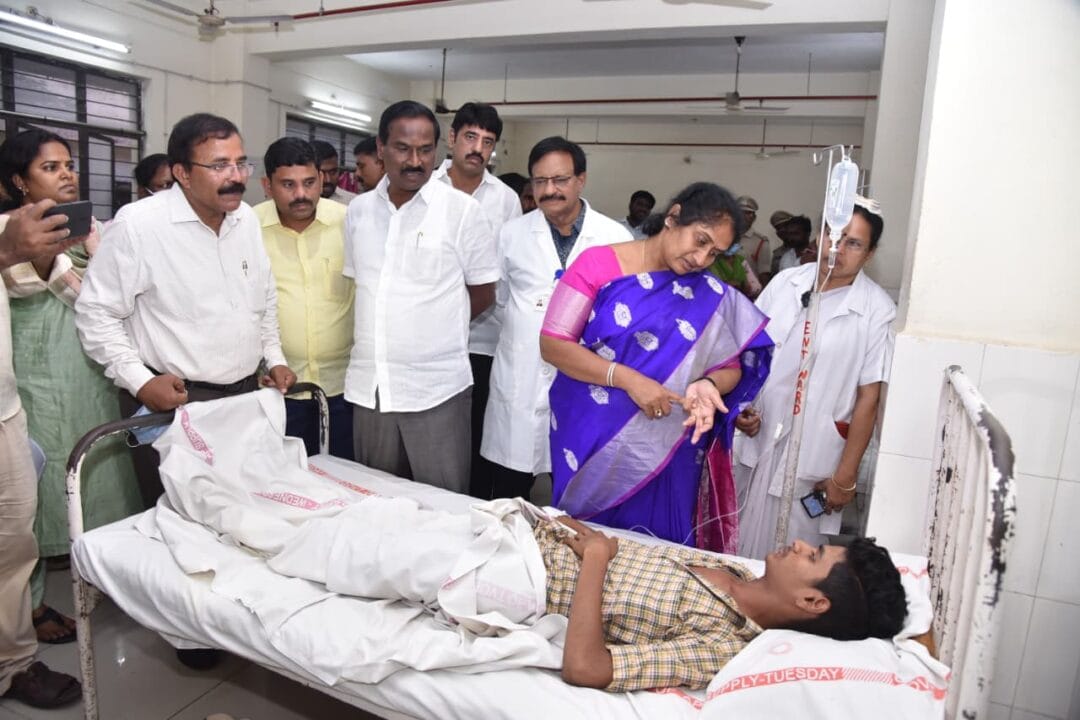 అస్వస్థతకు గురైన విద్యార్థులను పరామర్శించిన మంత్రి సవిత