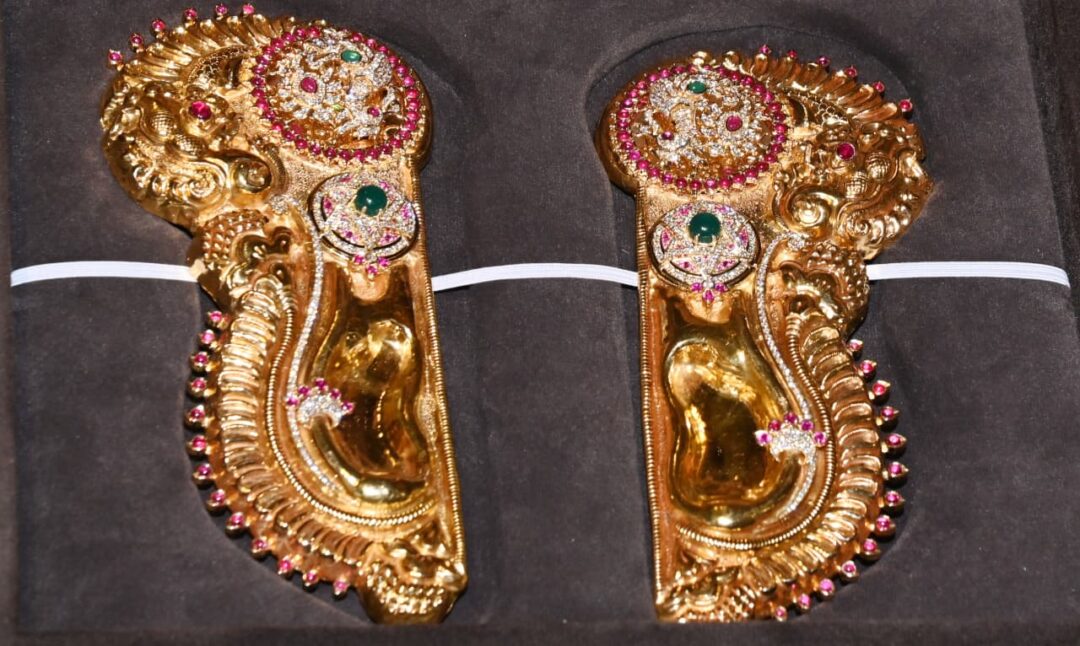 vijayawada News:sri kanakaDurgaశ్రీ కనకదుర్గ అమ్మవారికి విశిష్ట వజ్రాభరణాల సమర్పణ