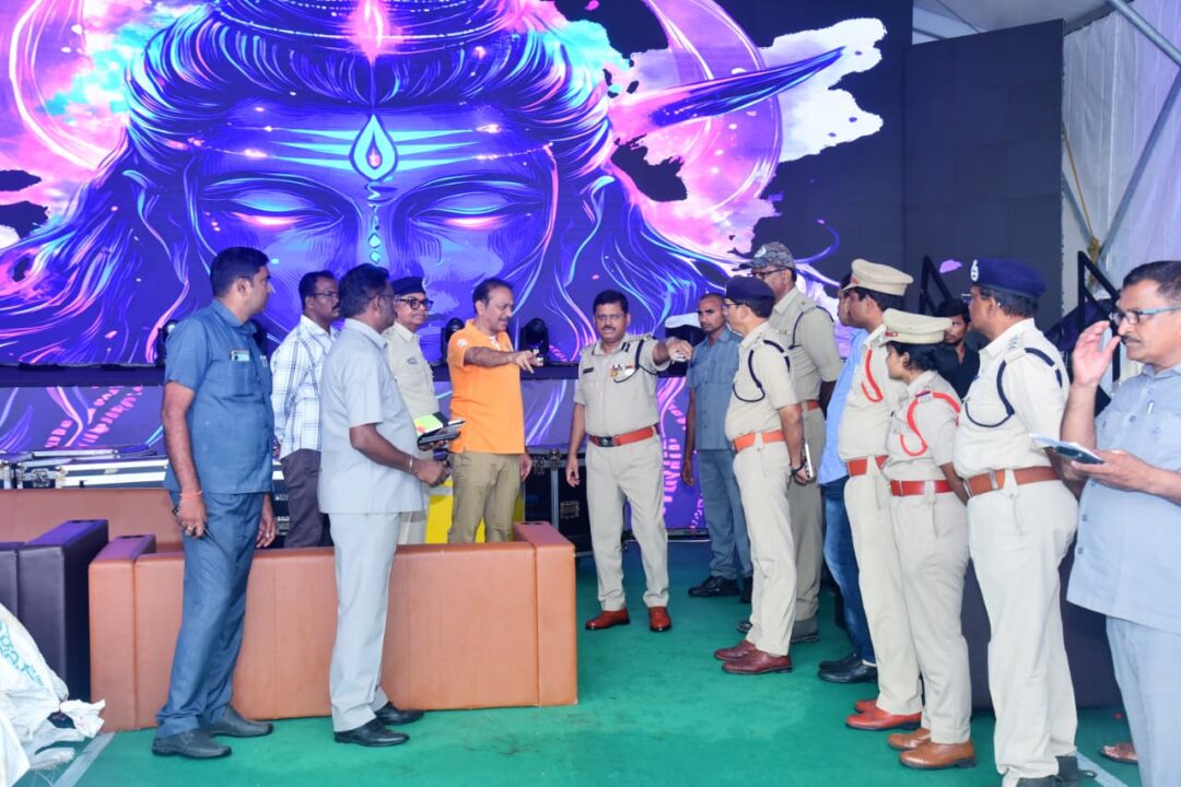 cm paryatana nepadhyam lo CM పర్యటన నేపథ్యంలో భద్రతా ఏర్పాట్లు పరిశీలించిన నగర పోలీస్ కమిషనర్