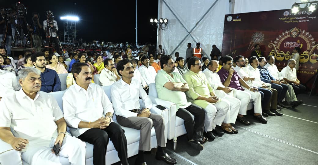 Vijayawada punnami ghot lo విజయవాడ పున్నమి ఘాట్‌లో సీఎం చంద్రబాబు దంపతుల దీపావళి సంబరాలు