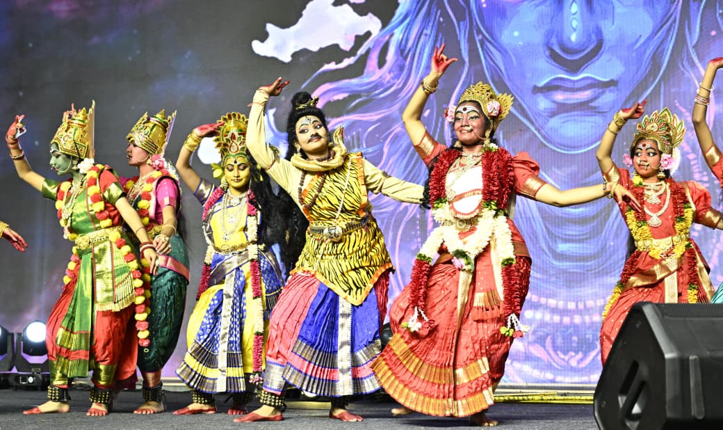 Vijayawada punnami ghot lo విజయవాడ పున్నమి ఘాట్‌లో సీఎం చంద్రబాబు దంపతుల దీపావళి సంబరాలు