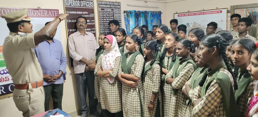 police amaraverula పోలీస్ అమరవీరుల సంస్మరణ వారోత్సవాల్లో భాగంగా విద్యార్థులకు ఓపెన్ హౌస్ కార్యక్రమం