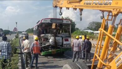 లారీని ఢీకొన్న ఆర్టీసీ బస్సు – ఇద్దరికి తీవ్ర గాయాలు