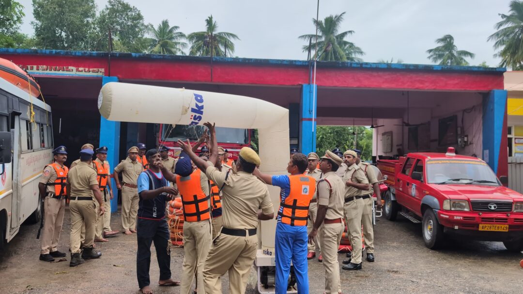 Thupaan nepadhyam loతుఫాన్ నేపథ్యంలోఅగ్నిమాపక శాఖ ముందస్తు సన్నాహకాలు