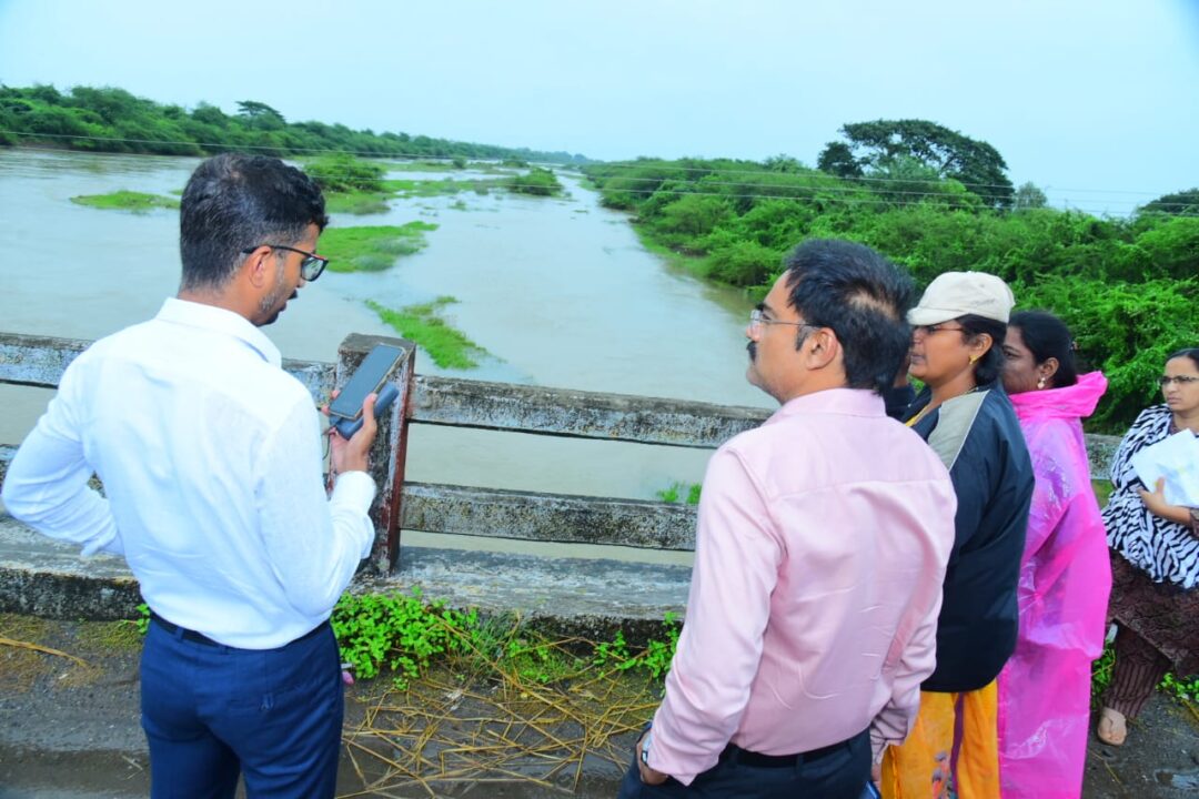 Bapatla Local news పంట కాల్వల పరివాహక ప్రాంతాల్లో ప్రజలను సురక్షిత ప్రాంతాలకు తరలించాలని కలెక్టర్ ఆదేశాలు