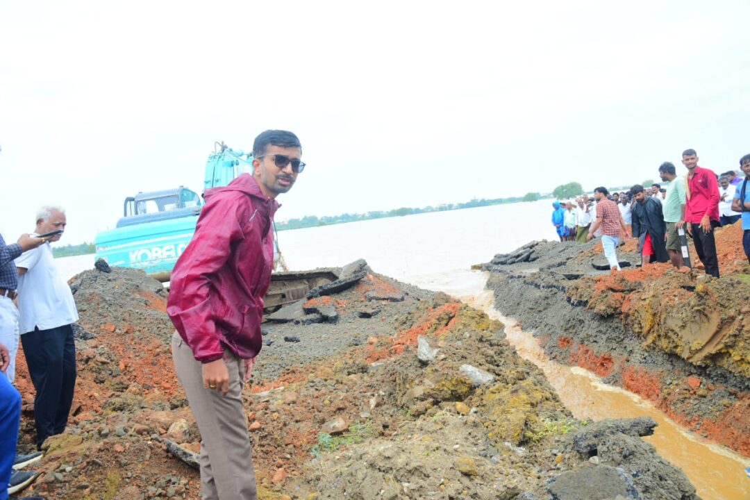 Bapatla news తుఫాను ప్రభావితప్రాంతాల్లోబాపట్ల జిల్లాకలెక్టర్ వి. వినోద్ కుమార్ పర్యటన