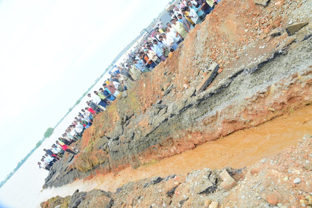 Bapatla news తుఫాను ప్రభావితప్రాంతాల్లోబాపట్ల జిల్లాకలెక్టర్ వి. వినోద్ కుమార్ పర్యటన