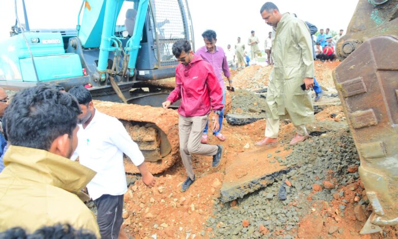 Bapatla news తుఫాను ప్రభావితప్రాంతాల్లోబాపట్ల జిల్లాకలెక్టర్ వి. వినోద్ కుమార్ పర్యటన Bapatla news