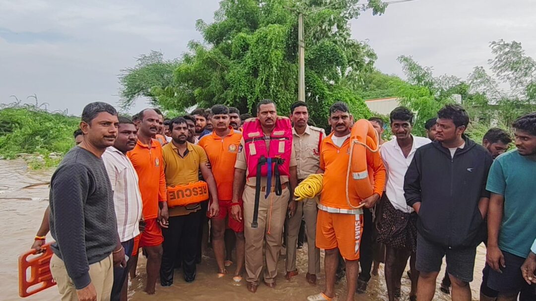 Varadha parisithi pai వరద పరిస్థితిపై ఎమ్మెల్యే ఏలూరి సమీక్ష