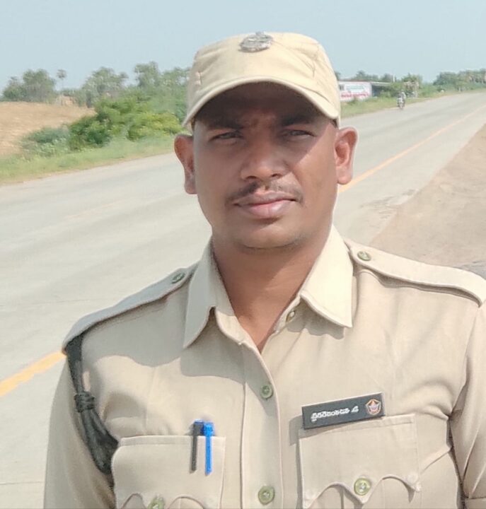 Bapatla news పోలీస్ సిబ్బంది అన్సార్ భాష, శివశంకర్ రెడ్డి లను అభినందిచిన- ఎమ్మెల్యే ఏలూరు సాంబశివరావు