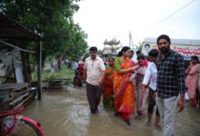 చిలకలూరిపేటలో వరద బాధితులను పరామర్శించిన మాజీ మంత్రి విడదల రజిని