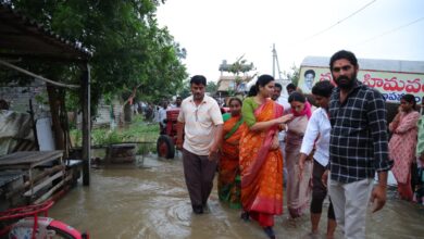చిలకలూరిపేటలో వరద బాధితులను పరామర్శించిన మాజీ మంత్రి విడదల రజిని