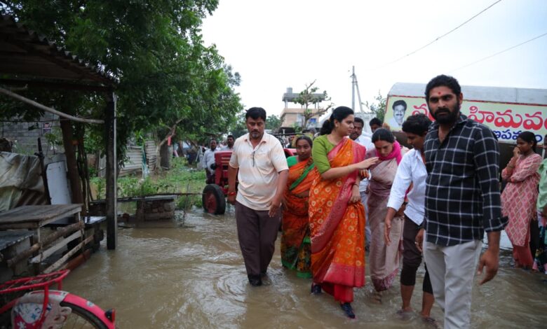 చిలకలూరిపేటలో వరద బాధితులను పరామర్శించిన మాజీ మంత్రి విడదల రజిని చిలకలూరిపేటలో వరద బాధితులను పరామర్శించిన మాజీ మంత్రి విడదల రజిని