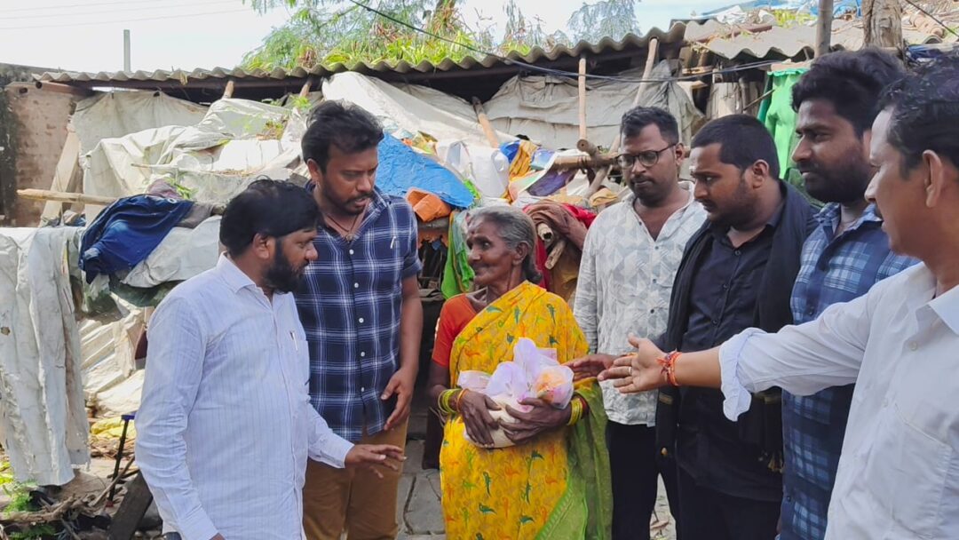 Ponnuru news:పొన్నూరులో తుఫాను బాధితులకు నిత్యావసర సరుకుల పంపిణీ