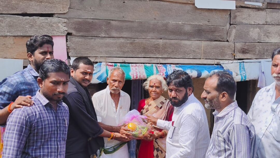 Ponnuru news:పొన్నూరులో తుఫాను బాధితులకు నిత్యావసర సరుకుల పంపిణీ