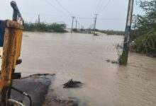 రోడ్లపై పొంగి పొర్లుతున్న వరదనీరు – పెద్దగంజాం, ఉప్పుగుండూరులో రాకపోకలు బంద్ రోడ్లపై పొంగి పొర్లుతున్న వరదనీరు – పెద్దగంజాం, ఉప్పుగుండూరులో రాకపోకలు బంద్