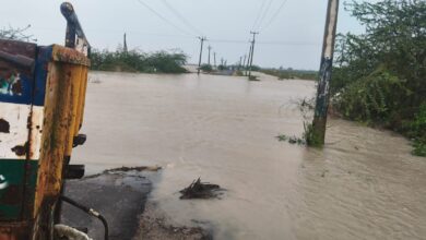 రోడ్లపై పొంగి పొర్లుతున్న వరదనీరు – పెద్దగంజాం, ఉప్పుగుండూరులో రాకపోకలు బంద్