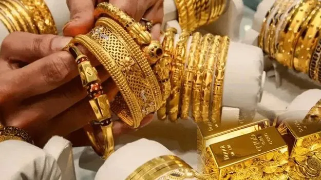 Gold & Silver Rates Today: Minor Drop Before Diwali||నేటి బంగారం-వెండి ధరలు: దీపావళి ముందు స్వల్ప తగ్గుదల