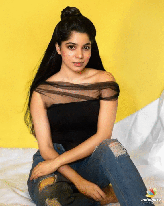 Divya Bharathi: From Flop Films to Tollywood Star Heroine||దివ్య భారతి: ఫ్లాప్ సినిమాల తర్వాత టాలీవుడ్ స్టార్ హీరోయిన్‌గా ఎదుగుదల