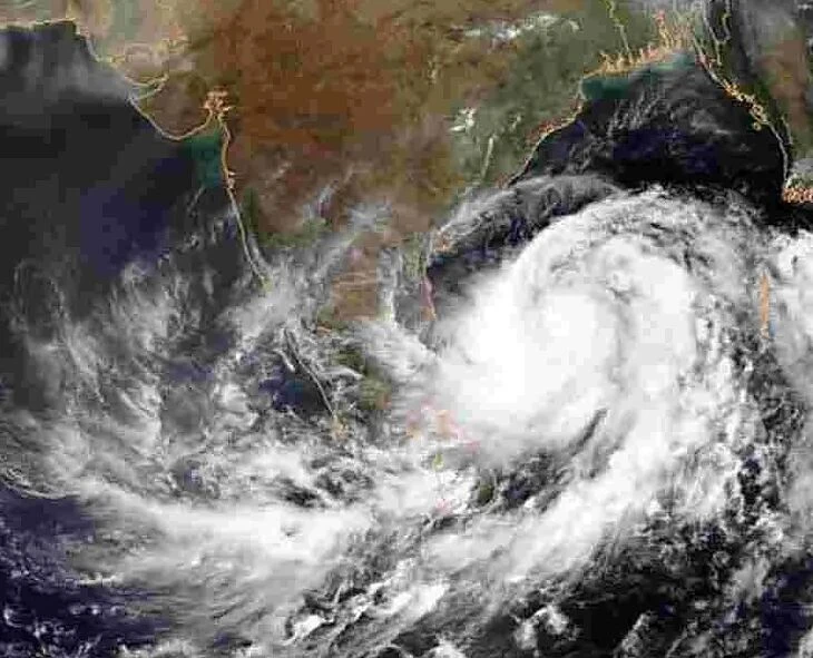 Severe Weather Alert: AP-Telangana on High Alert for Cyclone Threat||వాయుగుండం ముప్పు: ఏపీ-తెలంగాణలకు రెడ్ అలర్ట్, కుండపోత వర్షాలపై హై అలర్ట్.AP Telangana Cyclone Alert