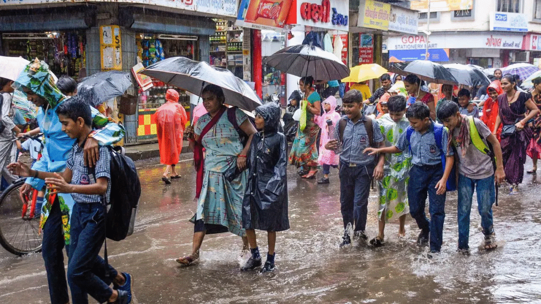 Heavy Rains: Holiday Declared for Schools in Nellore and Chittoor Districts Today||భారీ వర్షాలు: నెల్లూరు, చిత్తూరు జిల్లాల్లో నేడు పాఠశాలలకు సెలవు Heavy Rains