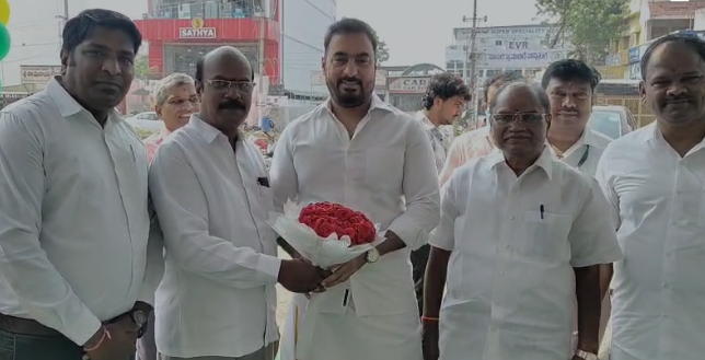 ramaraju cotton రామరాజు కాటన్ నూతన షోరూమ్ ప్రారంభం-గుడివాడలో