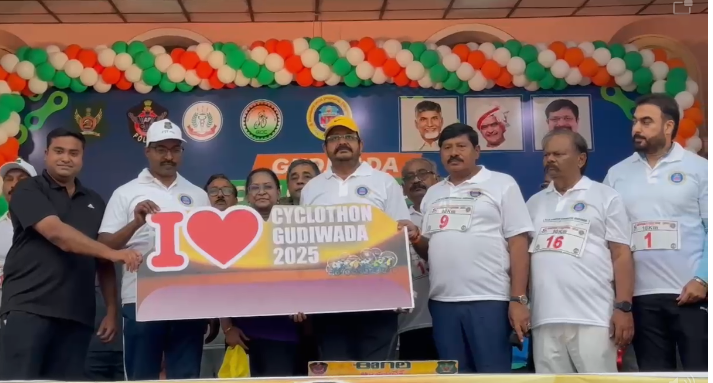 222q1 Gudivada lo Cyclothon :గుడివాడలో సైక్లోథాన్ 2025 సైకిల్ ర్యాలీలోపాల్గొన్నMLA వెనిగండ్ల రాము దంపతులు