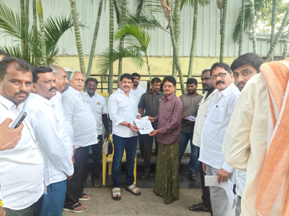 Thupaanutho debbha thinna:తుపానుతో దెబ్బతిన్న రైతులకు అండగా – ఎమ్మెల్యే ఏలూరి సాంబశివరావు