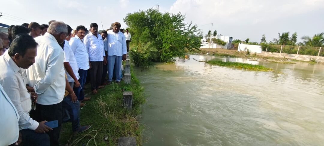 Thupaanutho debbha thinna:తుపానుతో దెబ్బతిన్న రైతులకు అండగా – ఎమ్మెల్యే ఏలూరి సాంబశివరావు
