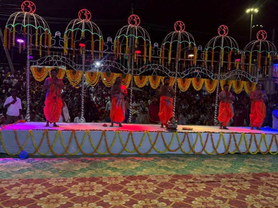 కార్తీక పౌర్ణమి శోభతో అమరావతి ప్రకాశం — అమరలింగేశ్వర స్వామి సన్నిధిలో నదీ హారతి మహోత్సవం కార్తీక పౌర్ణమి శోభతో అమరావతి ప్రకాశం — అమరలింగేశ్వర స్వామి సన్నిధిలో నదీ హారతి మహోత్సవం