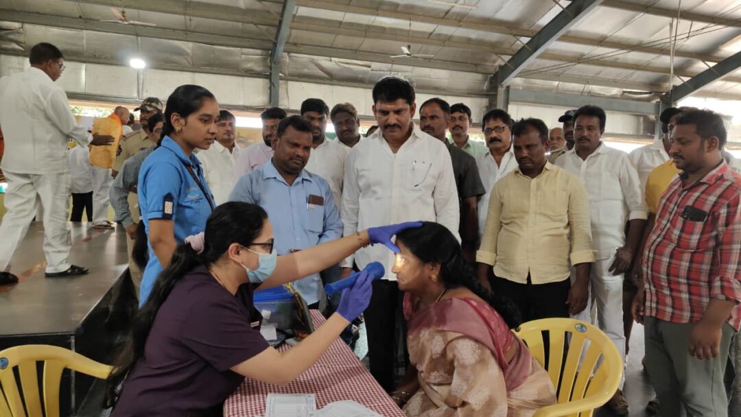 Bapatla Local News:ఏలూరి ఉచిత కంటి వైద్య శిబిరానికి విశేష స్పందన