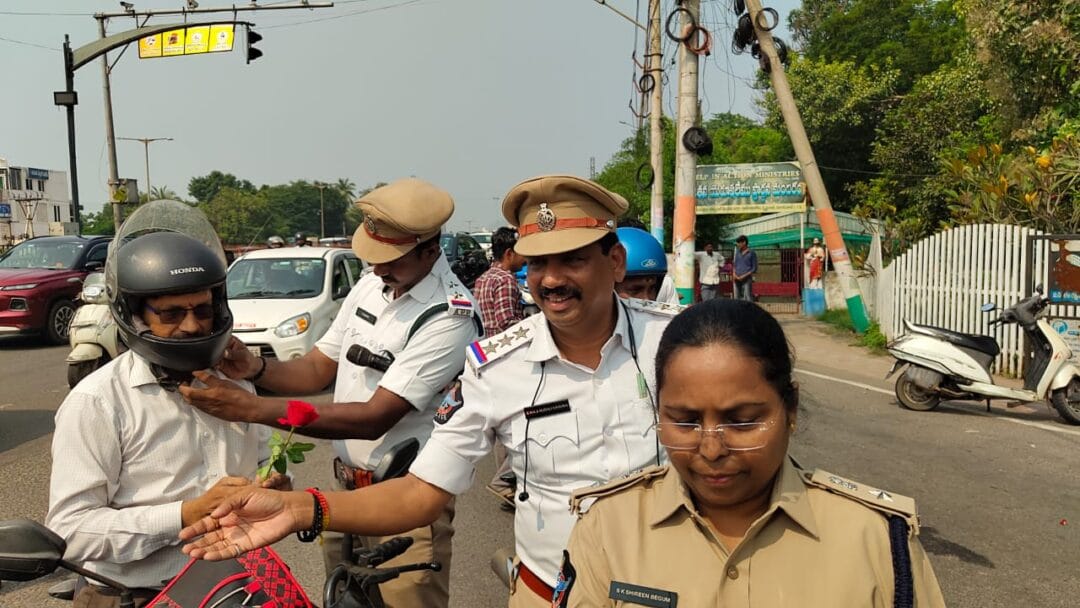 Vijayawada Local News:హెల్మెట్‌ ధరించిన వాహనదారులకు పూలతో అభినందన-ట్రాఫిక్ డీసీపీ షిరీన్ బేగం ఐపీఎస్