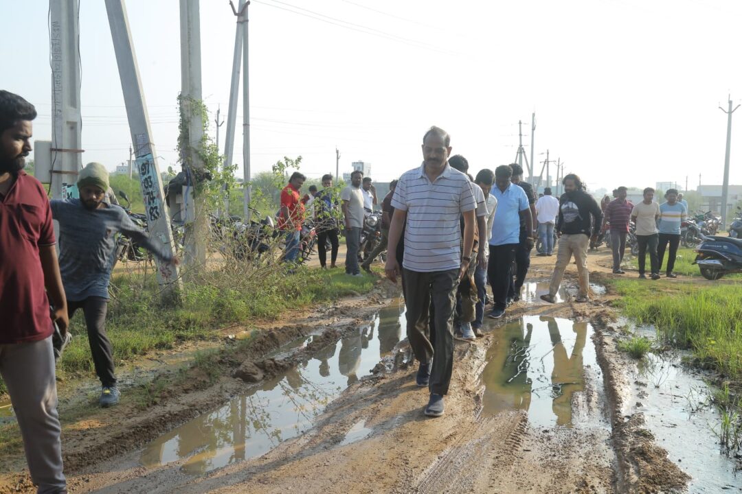 Jagananna Colony lo:జగనన్న కాలనీలో రోడ్లు, లైట్లు, మంచినీటి వసతి కల్పించాలంటూ-డా. గోపిరెడ్డి శ్రీనివాస్ రెడ్డి డిమాండ్