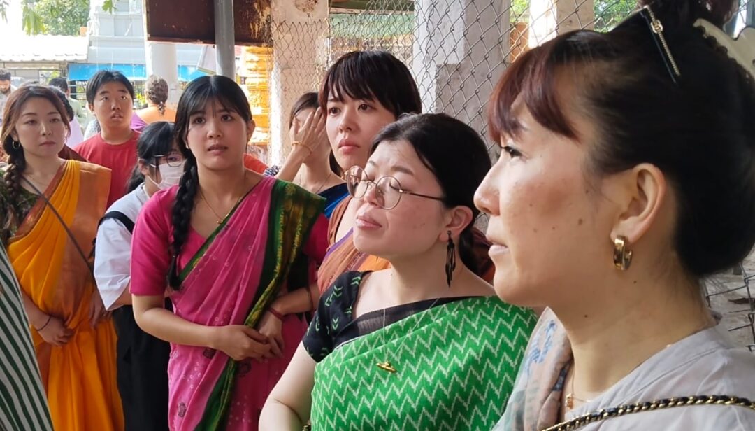 Tirupathi Local news:-విదేశీ భక్తుల సందడి-శ్రీకాళహస్తీశ్వరాలయంలో కార్తీక సోమవారం సందర్బంగా ఉత్సాహం