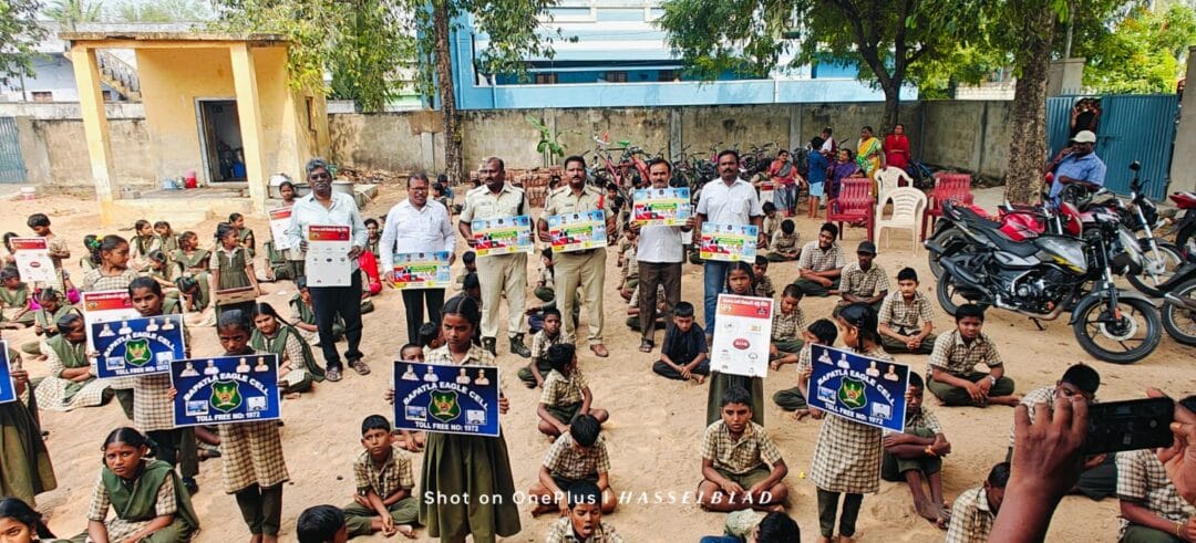 chirala pattanam lo:-చీరాల పట్టణంలో శక్తి బృందం వారు విద్యార్థులకు సోషల్ మీడియా అవగాహన కార్యక్రమం