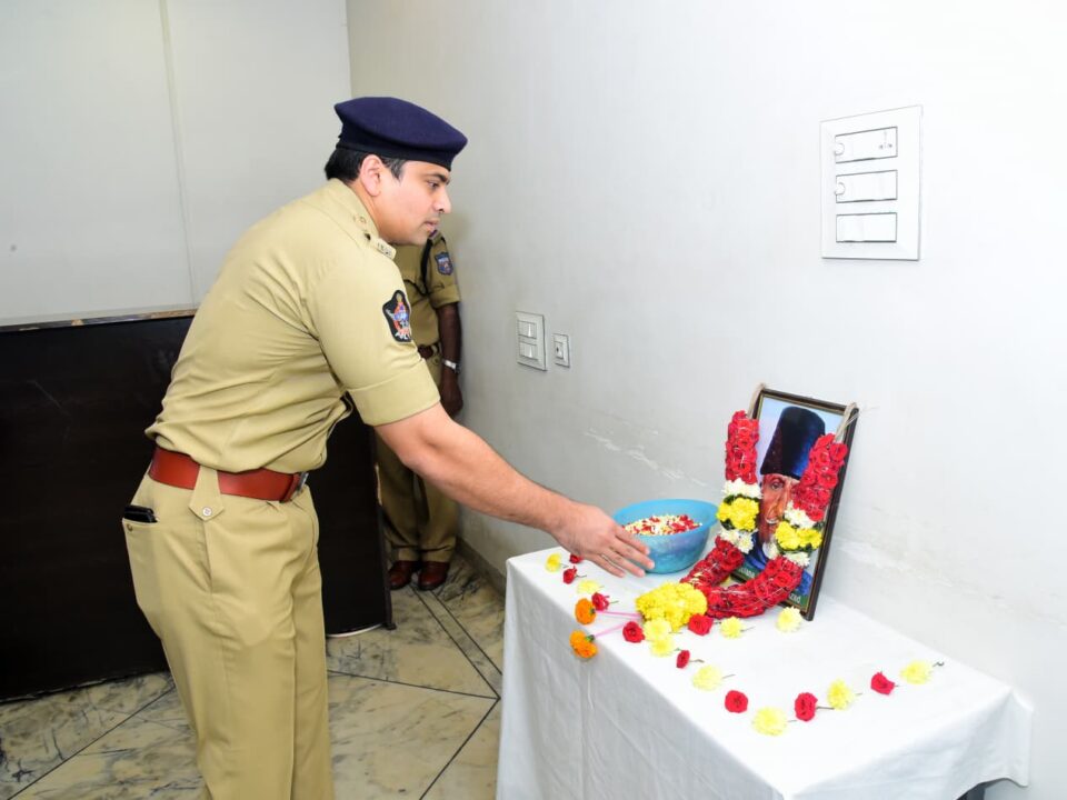 Maulana Abul Kalam Azad:మౌలానా అబుల్ కలాం ఆజాద్ జయంతి వేడుకలు-నివాళులర్పించిన నగర పోలీస్ కమిషనర్ ఎస్.వి. రాజశేఖర్ బాబు