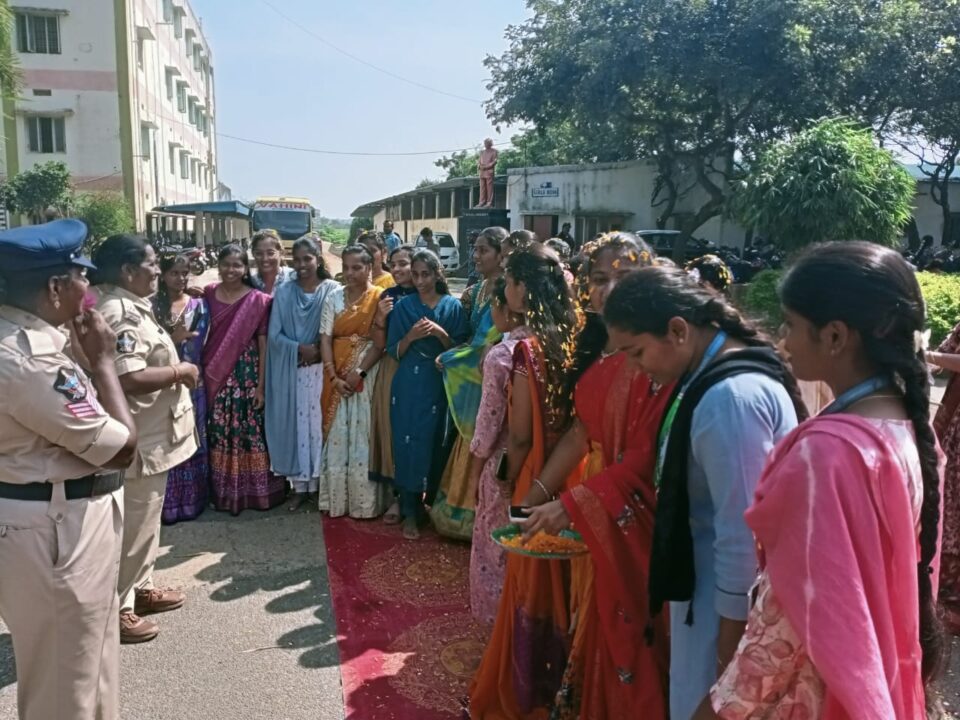 Mahilala bhadratha ku: మహిళల భద్రతకు శక్తి – అవగాహన సదస్సులు నిర్వహిస్తున్న ఎన్.టి.ఆర్. జిల్లా పోలీసులు