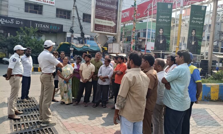 Rahadhari bhadratha : రహదారి భద్రత నియమాలపై అవగాహన కల్పిస్తున్న-ఎన్.టి.ఆర్.జిల్లా పోలీసులు Rahadhari bhadratha