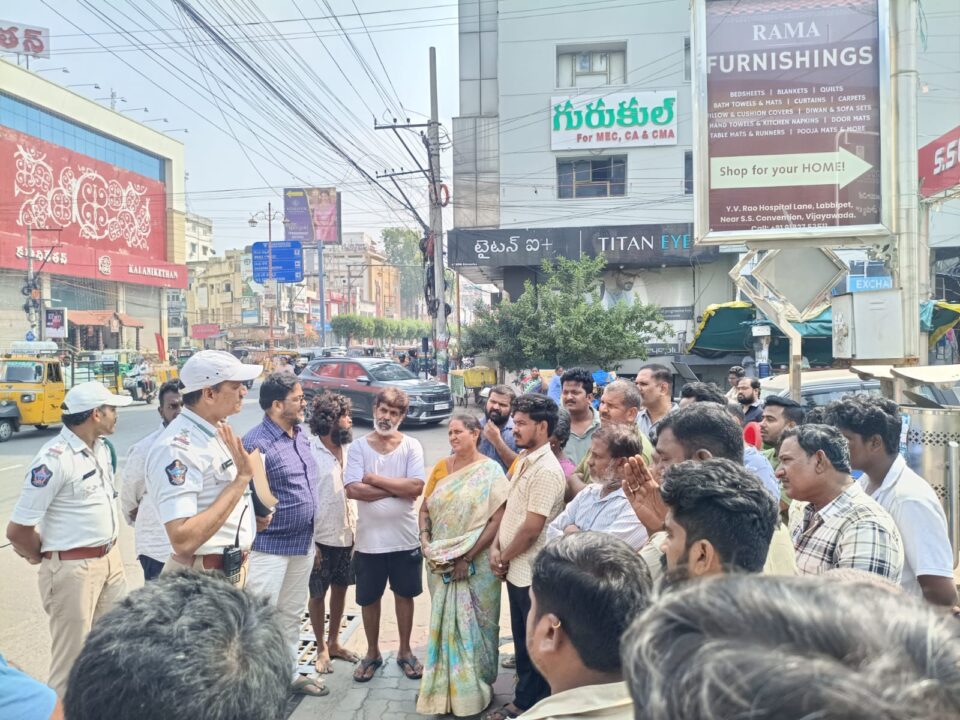 WhatsApp Image 2025-11-13 at 7.45.13 PM (1) Rahadhari bhadratha : రహదారి భద్రత నియమాలపై అవగాహన కల్పిస్తున్న-ఎన్.టి.ఆర్.జిల్లా పోలీసులు