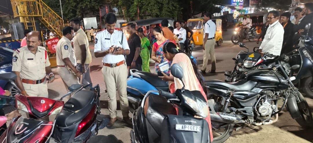 WhatsApp Image 2025-11-13 at 7.45.13 PM Rahadhari bhadratha : రహదారి భద్రత నియమాలపై అవగాహన కల్పిస్తున్న-ఎన్.టి.ఆర్.జిల్లా పోలీసులు